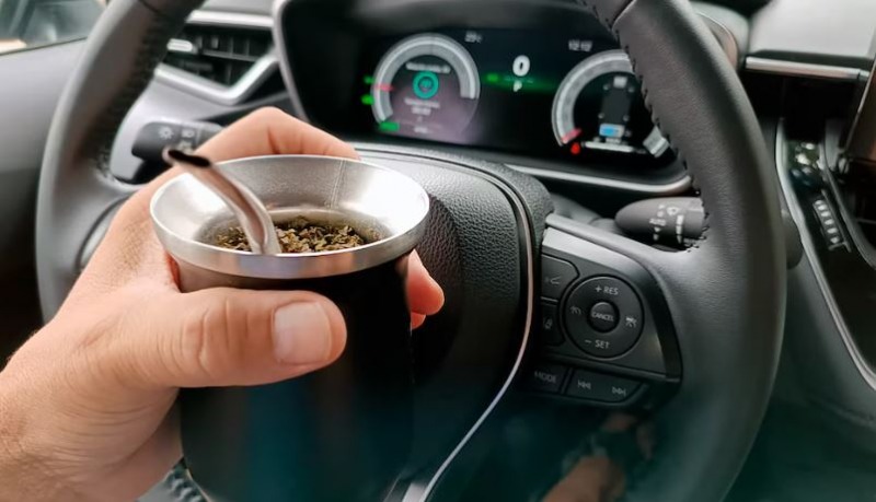 Mate al volante: multas de hasta $500 mil en algunas provincias